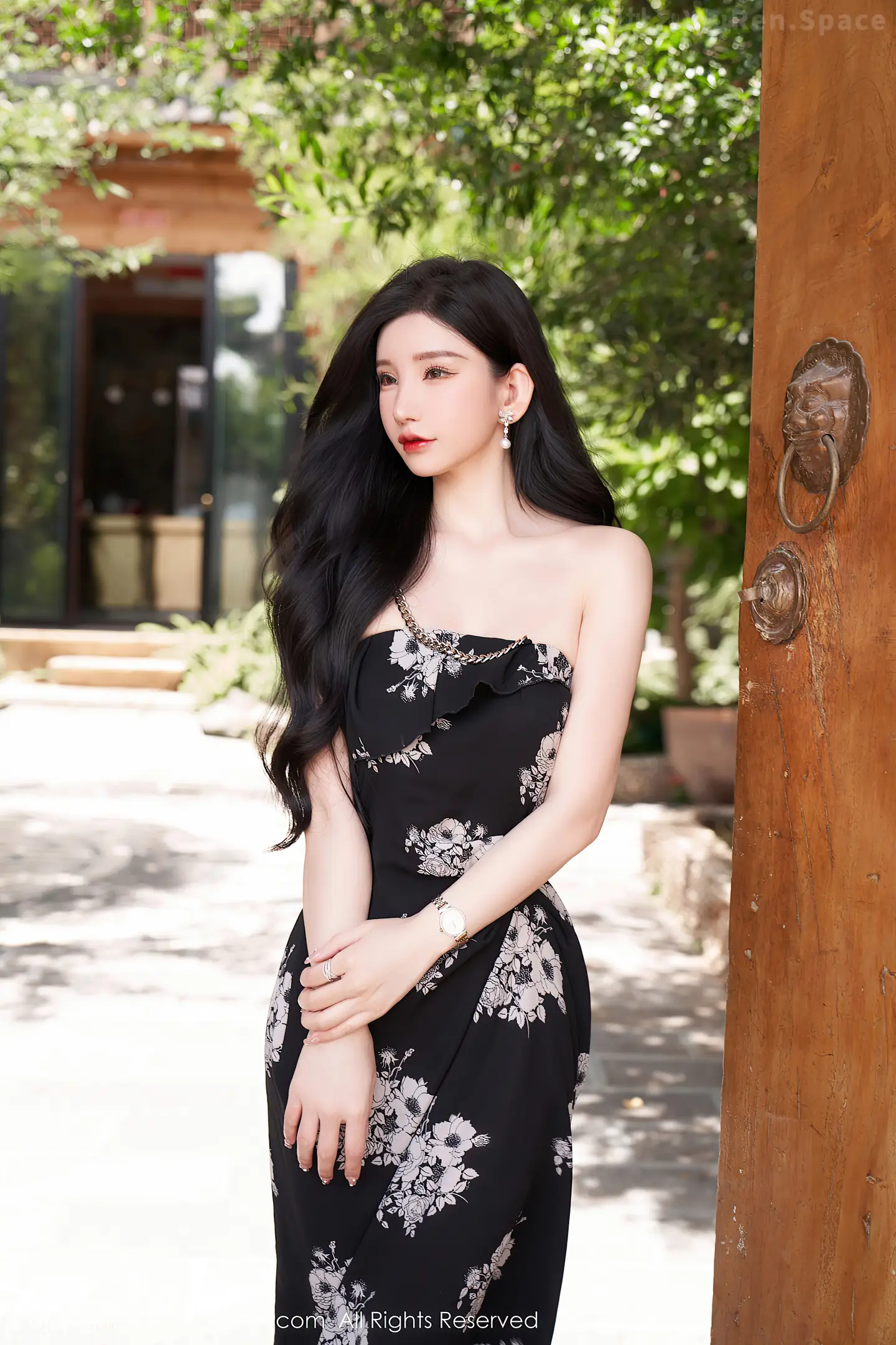 图片[6]-[XiuRen秀人网] VOL.5307 女神周于希Sally心愿旅拍黑色露肩连衣长裙秀完美身材诱惑写真90P-秀人网官方网站